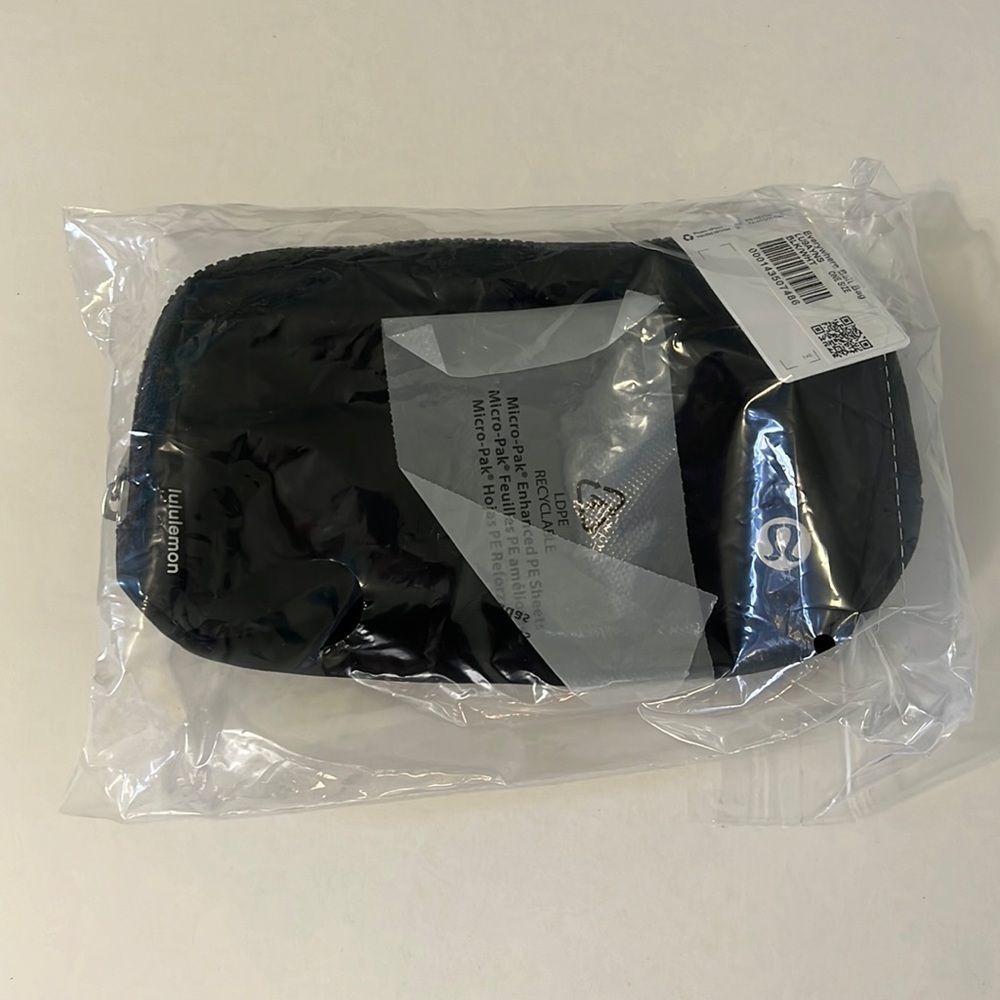 Lululemon Everywhere Belt Bag - Picture 5 of 5